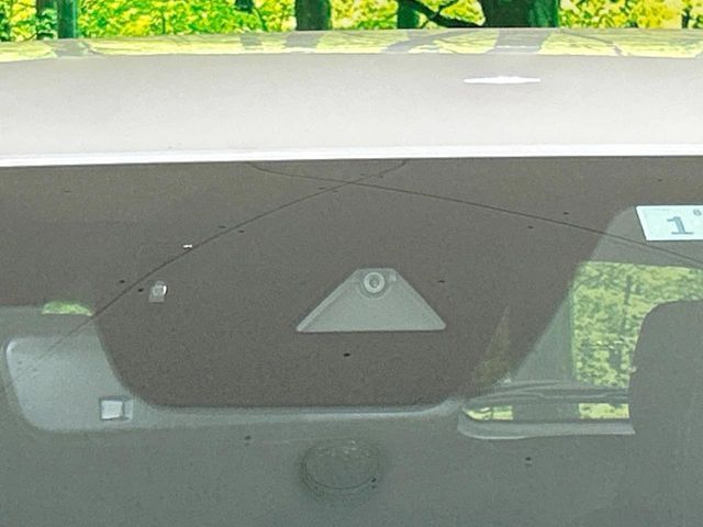 【アドバンスドスマートシティブレーキサポート】低速走行中に前方の車両等を認識し、衝突しそうな時は警報とブレーキで衝突回避と被害軽減をアシスト。より安全にドライブをお楽しみいただけます。