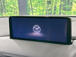 【10.25インチマツダコネクト】車内の雰囲気にマッチした大型ディスプレイ。スマホ接続でのナビ使用やBluetooth再生等、様々な機能が楽しめます。直感的なダイヤル操作が可能で、使い勝手も良好です。