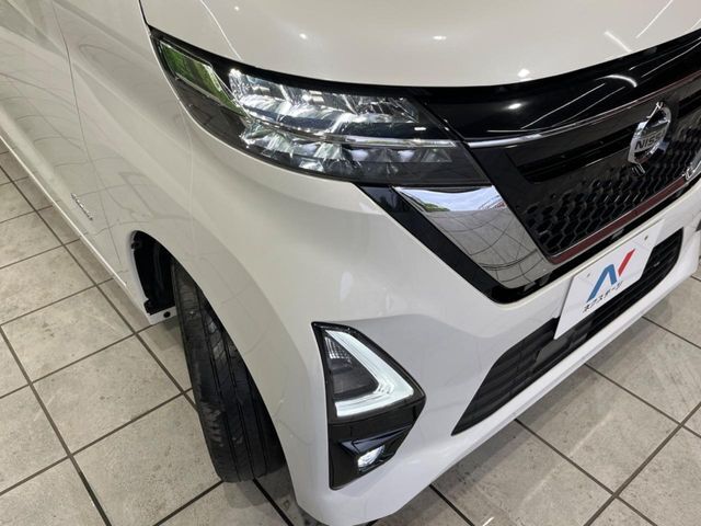 【LEDヘッドライト】悪天候や夜間走行時も良好な視界を確保し安心して運転できる高輝度LEDヘッドライトを装備！点灯速度が早く、消費電力も抑えられています。