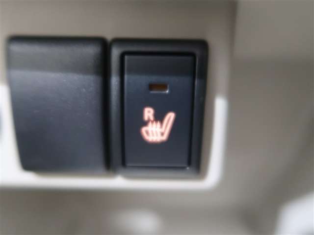 運転席はシートヒーター付きで寒い冬でも快適です。
