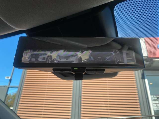 後方をカメラで映しだす機能が付いたスマートルームミラー！ルームミラーの下のレバーを変えるだけで、後席に大きな荷物が乗っていても、後方をカメラを確認できる便利機能！。