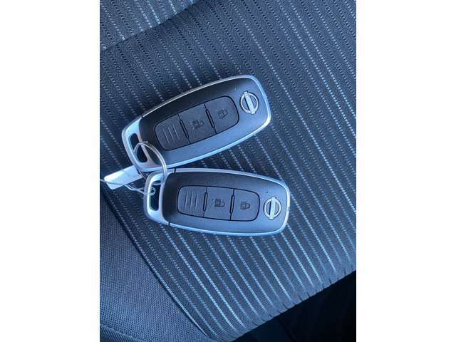 インテリジェントキーです。カバン、ポケットに入れておいていただければ、取り出すことなくドアロックの開閉、エンジン始動ができますので、とても便利です。