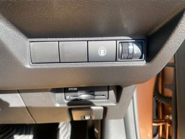 安全装備も付いてます！衝突被害軽減ブレーキ・車線逸脱警報・横滑り防止装置装備