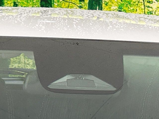 【ホンダセンシング】走行中に前方の車両等を認識し、衝突しそうな時は警報とブレーキで衝突回避と被害軽減をアシスト。より安全にドライブをお楽しみいただけます。