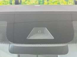 【ホンダセンシング】走行中に前方の車両等を認識し、衝突しそうな時は警報とブレーキで衝突回避と被害軽減をアシスト。より安全にドライブをお楽しみいただけます。