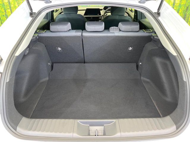 積み下ろしのしやすいデッキにはたっぷりと荷物を積み込んでいただけます。遊びから仕事まで、様々なシーンで頼れます♪