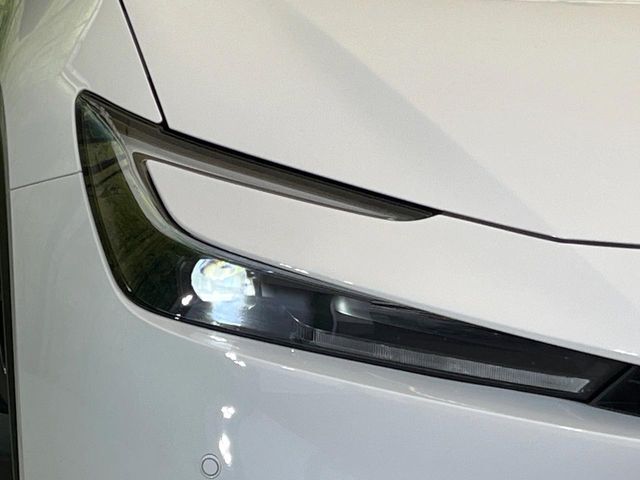 【LEDヘッドライト】悪天候や夜間走行時も良好な視界を確保し安心して運転できる高輝度LEDヘッドライトを装備！点灯速度が早く、消費電力も抑えられています。