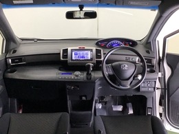 パーキングブレーキはフット式なので運転席と助手席の間はすっきり、移動も楽々です。さっと手が届く位置にATセレクトレバーやエアコンスイッチなどがあり操作性に優れています