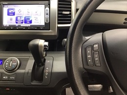 ホンダ純正メモリーナビ搭載なので、遠方へのドライブもお任せ下さい！ステアリング左手側にオーディオ関連のコントロールスイッチを配置しています。操作時は視線を逸らすことなく運転に集中できます
