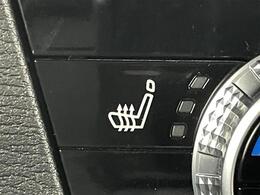 【シートヒーター】シートを温めてくれる暖房機器です！長時間座っていると負担が掛かりやすい背中や腰、または冬場などの寒い日に冷えやすい脚部に快適なぬくもりを伝えます。