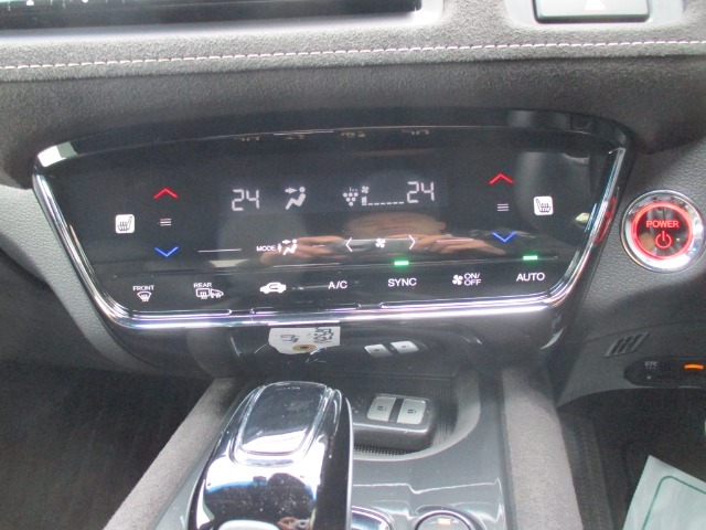 オートエアコン装備。温度設定だけで快適な車内に！