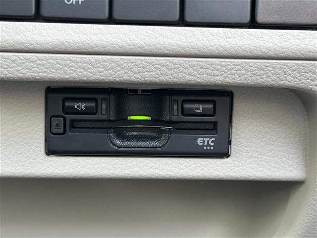 【ETC】有料道路を利用する際に料金所で停止することなく通過できる、ETC車載器（ノンストップ自動料金収受システム機器）が装備されています。セットアップを行うことで利用可能になります。