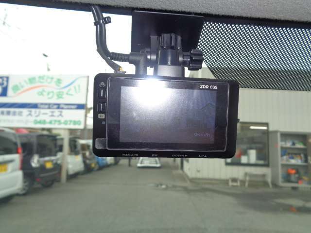 人気のドライブレコーダー付！車に衝撃が加わった前後の数十秒の前方映像や時刻などの情報を記録できます！「ヒヤッ」とした時の記録映像を確認することで、安全運転にも役立ちます。