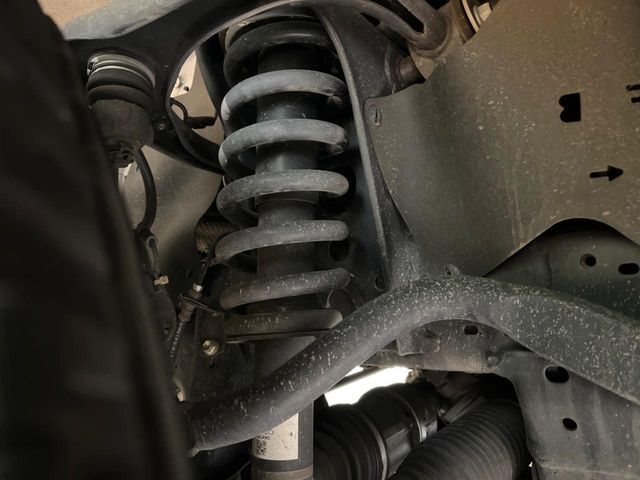 お車を安心してお乗りいただく為には、足回りの定期点検が欠かせません。サービスサポート（有償保証）では無料点検もご提供しており、安心のカーライフをお過ごしいただけるサポート体制が整っています。