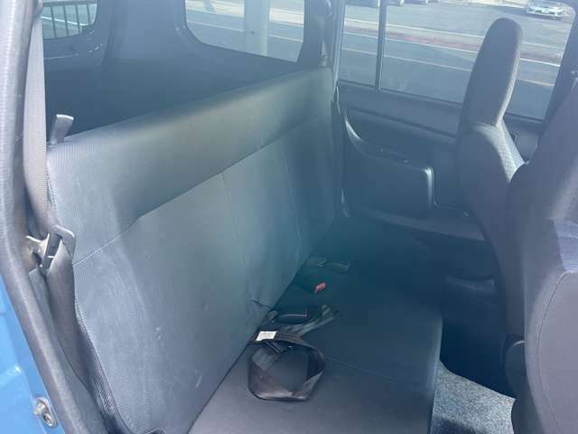後部座席は折り畳み式ベンチシート☆ビニール製ですので、汚れなども拭き掃除ができアウトドアなどには非常に便利です！