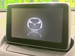 【マツダコネクトナビ】車内の雰囲気にマッチした一体型タイプのナビ。各種車輌設定やBluetooth再生等、様々な機能が楽しめます。直感的なダイヤル操作が可能で、使い勝手も良好です。