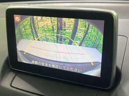 【バックカメラ】駐車時に後方がリアルタイム映像で確認できます。大型商業施設や立体駐車場での駐車時や、夜間のバック時に大活躍！運転スキルに関わらず、今や必須となった装備のひとつです！