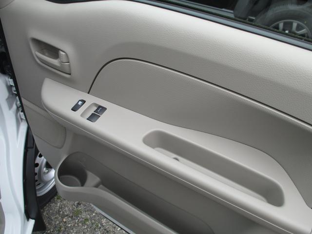 【運転席ドア】　窓の開閉もドアミラーの調節もスイッチひとつです！
