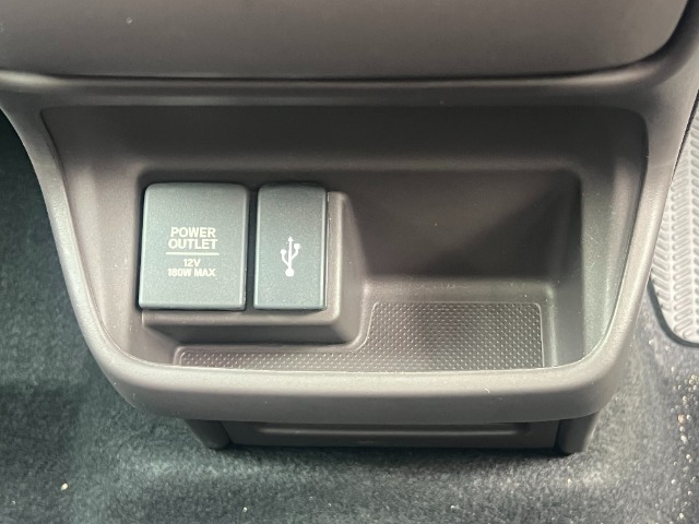USBやシガーソケットも対応しておりますので、外部機器での接続、充電なども可能でございます。
