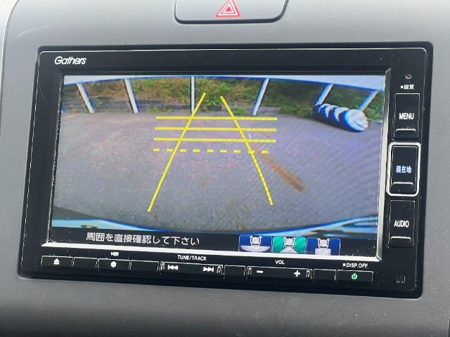 バックで駐車するのは苦手・・・。というそんなあなたでもご安心していただけるハズ！！安心のバックモニター付です☆