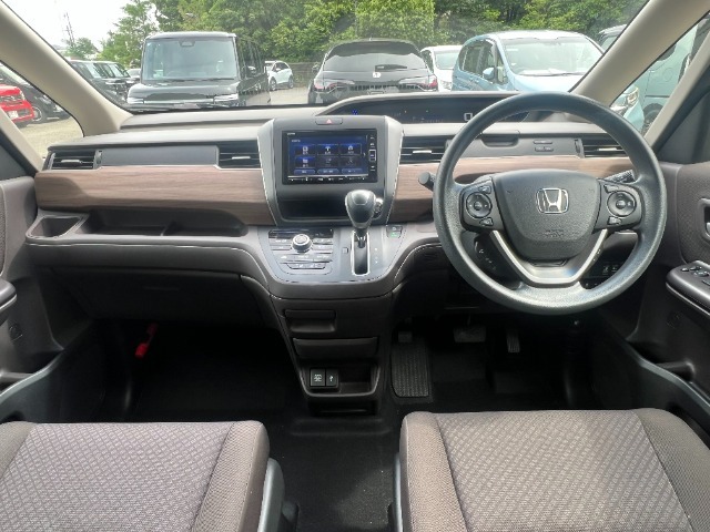 当社の中古車は、フロアマット付きで販売しておりません。中古車という特性上匂いや見栄えなどの状態が左右される為です。純正、社外の新品マットをご検討いただけます。予め得ご了承下さい。
