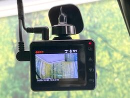 【ドライブレコーダー】安心・安全なカーライフに必須のドライブレコーダーを装備！走行中はもちろん、あおり運転や事故に遭遇した際の状況も映像で記録し、万一のリスクに備えます。