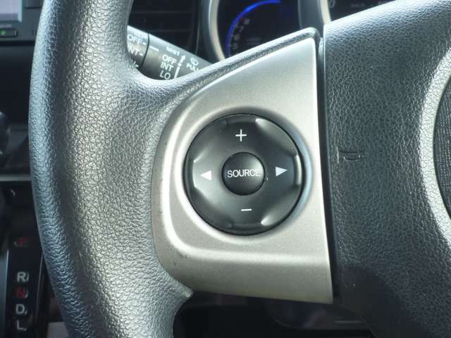 ステアリングスイッチによりオーディオの操作が親指で操作可能です。わき見運転防止にも役立ちますね。