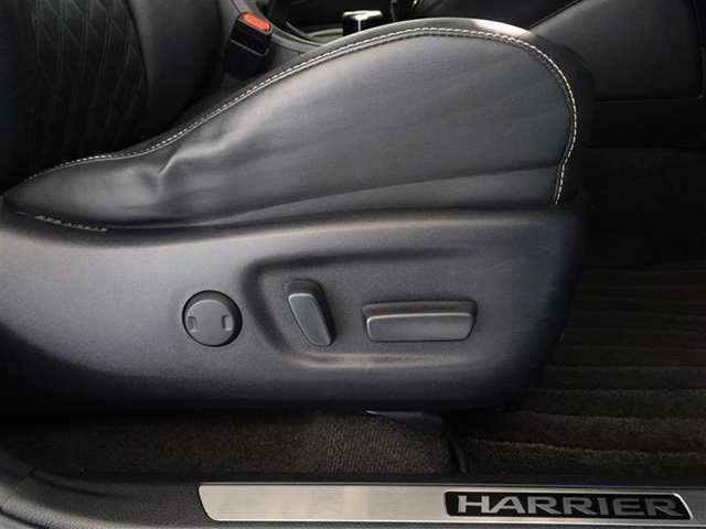 パワーシート搭載。微妙な調整が手軽にでき、ピッタリのポジションで運転することが可能です。