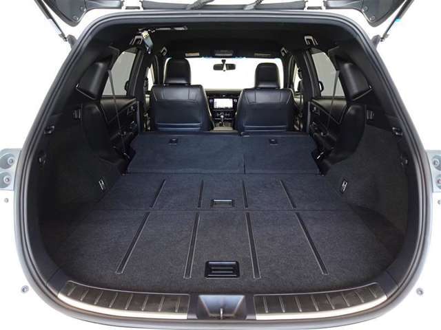セカンドシートを倒した状態です。セカンドシートは独立可倒、荷物に合わせてラゲッジスペースをアレンジできます。