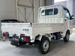 【鈑金・修理】小さなキズ・ヘコミから、大きな事故修理まで！一台一台丁寧に仕上げます。お車をお預かりしている間、代車を無料でお貸しいたしますので、安心してお任せください。