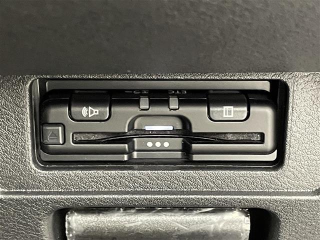【ETC】有料道路を利用する際に料金所で停止することなく通過できる、ETC車載器（ノンストップ自動料金収受システム機器）が装備されています。セットアップを行うことで利用可能になります。