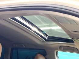 【サンルーフ】開放感たっぷりの希少装備、サンルーフが装着されています！車内に明かりを取り入れたり景色を楽しむ以外にも、車内の空気も簡単に換気できて快適です！