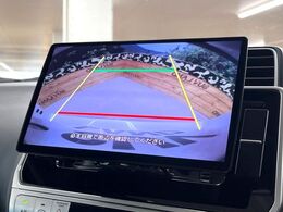 【バックカメラ】駐車時に後方がリアルタイム映像で確認できます。大型商業施設や立体駐車場での駐車時や、夜間のバック時に大活躍！運転スキルに関わらず、今や必須となった装備のひとつです！