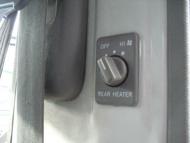 リアヒータースイッチは運転席後ろピラーにセット。ダイヤルセレクトタイプで操作もしやすい感じです