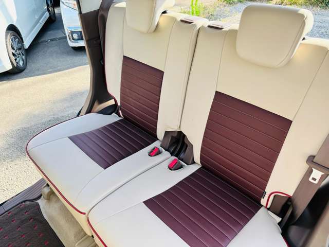 クリーニング専門スタッフが全車室内クリーニングをしております！納車前には展示中に付いた汚れ等を落とし、徹底的に仕上げますので、気持ち良く納車を迎えて頂けます！ご満足頂ける自信があります！！