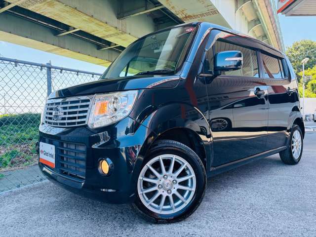 入庫時には全車ポリッシャーを使い、外装の磨き施工を行い、小キズ・水垢を落とします！納車前には展示中に付いた汚れを落とし、WAXコーティングをしてボディの艶出し・保護を致します！仕上がりにご期待下さい！