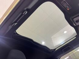 【ガラスルーフ】ガラスルーフ搭載で車内の解放感が一気にアップ！開放的なドライブをお楽しみいただけます。