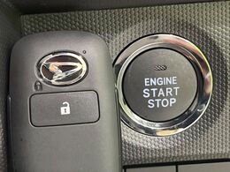 【キーフリーシステム】カバンやポケットに入れたままでもドアの施錠・解錠が可能なスマートキーを装備。エンジンのオン・オフ時もカギを取り出す必要が無いからとっても便利です♪