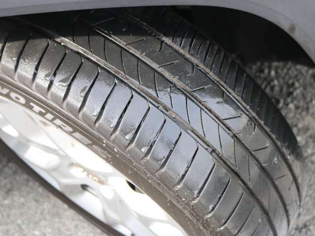 タイヤの溝も4本とも十分に残っています。