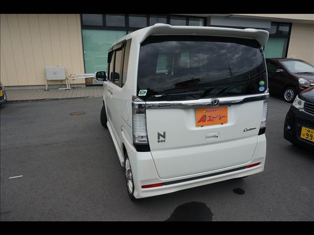 当店では、車輌を展示する前に商品化という、ある程度の内装・外装の清掃を致します。納車の際は外装・内装を隅々まで徹底的に清掃させて頂き、ご納車させて頂いております。