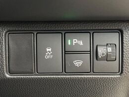 【クリアランスソナー】バンパーに付いたセンサーが障害物を検知！一定の距離に近づくとアラートで教えてくれます♪狭い駐車スペースや車庫入れ時も安心ですね☆