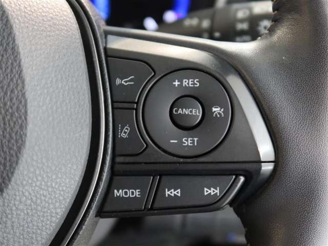 レーダークルーズコントロール(全車速追従機能付)付きです。車速に応じて追従支援してくれるので、ロングドライブも快適です。詳細は販売店スタッフまでおたずねください。