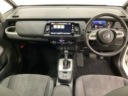 車内は光触媒抗菌消臭施工済です。スタイリッシュなデザインでスポーティなインパネ周りを演出します。グローブボックスやカップホルダーのほかにトレーなどたくさんの収納スペースが付いています。