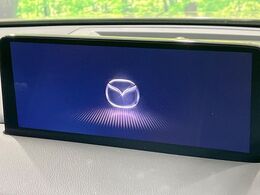 【10.25インチマツダコネクト】車内の雰囲気にマッチした大型ディスプレイ。スマホ接続でのナビ使用やBluetooth再生等、様々な機能が楽しめます。直感的なダイヤル操作が可能で、使い勝手も良好です。
