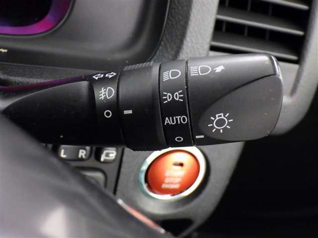 【オートライト】車外の明るさに応じて、自動的にライトの点灯・消灯をしてくれます。