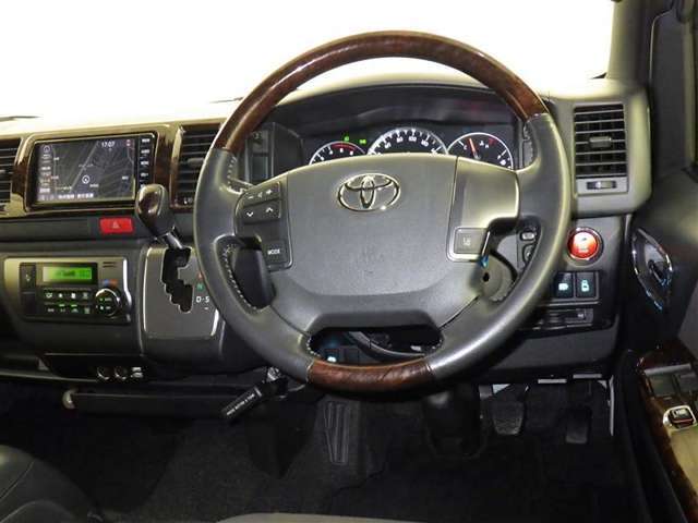 運転の際、常に目にする部分だけにシックで飽きのこないデザインが良いですね。