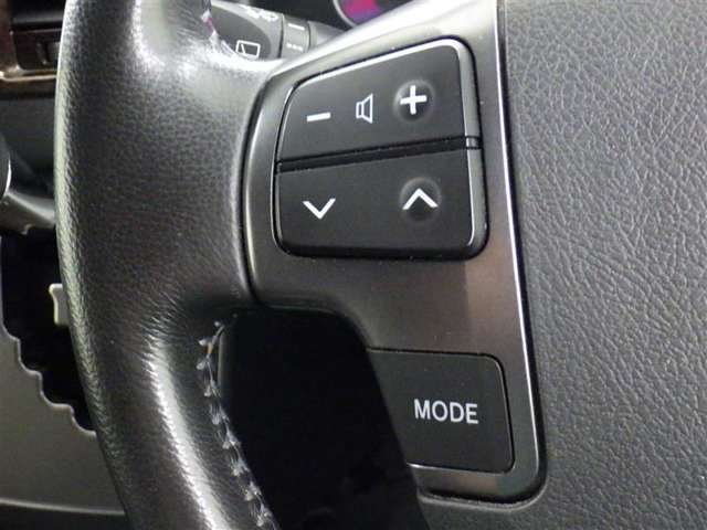 ステアリングスイッチ装備！運転しながら手元でオーディオの操作などができます。