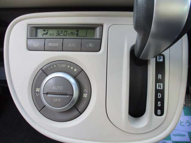 快適装備のオートエアコン（温度設定をすれば、自動で車内の温度管理をしてくれるのでいつでも快適な車内空間を作り上げます♪）