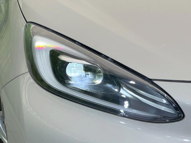 【LEDヘッドライト】悪天候や夜間走行時も良好な視界を確保し安心して運転できる高輝度LEDヘッドライトを装備！点灯速度が早く、消費電力も抑えられています。
