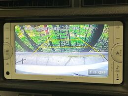 【バックカメラ】駐車時に後方がリアルタイム映像で確認できます。大型商業施設や立体駐車場での駐車時や、夜間のバック時に大活躍！運転スキルに関わらず、今や必須となった装備のひとつです！
